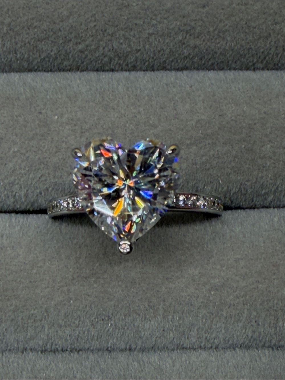 Heart-Shaped Solitaire 100% Moissanite Center Heart/Side Stones AU750